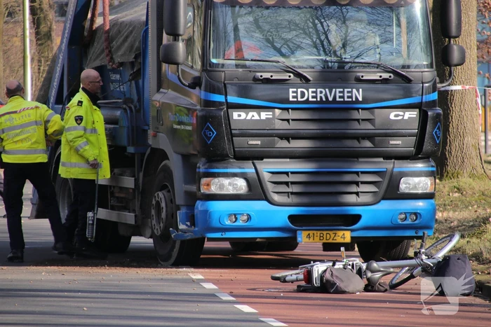 Fietsster overleden bij aanrijding met vrachtwagen (Bennekom)