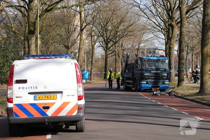 Fietsster overleden bij aanrijding met vrachtwagen (Bennekom)
