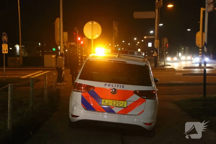 man valt van fiets
