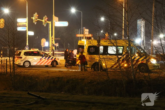 man valt van fiets