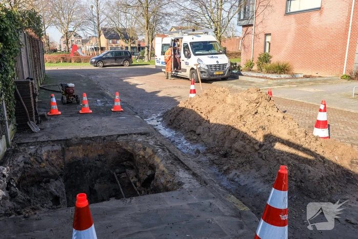 Gescheurde mof zet straat blank (Bunschoten-Spakenburg)