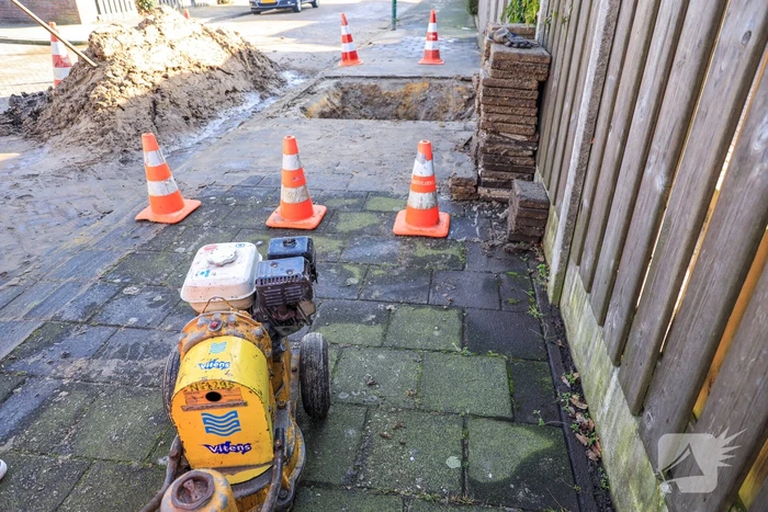 Gescheurde mof zet straat blank (Bunschoten-Spakenburg)