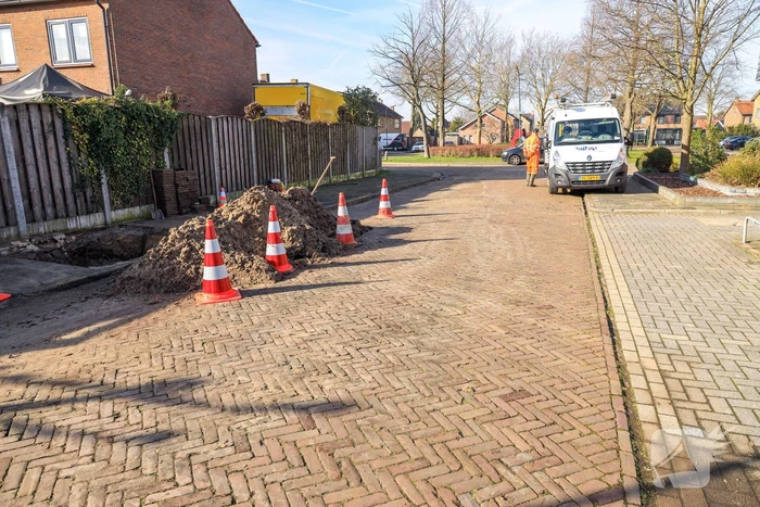 Gescheurde mof zet straat blank (Bunschoten-Spakenburg)