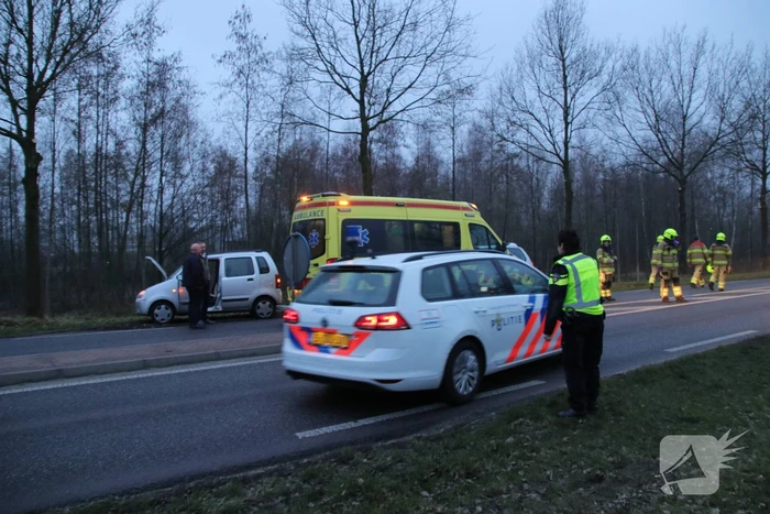 Twee auto's botsen op elkaar (Scherpenzeel)