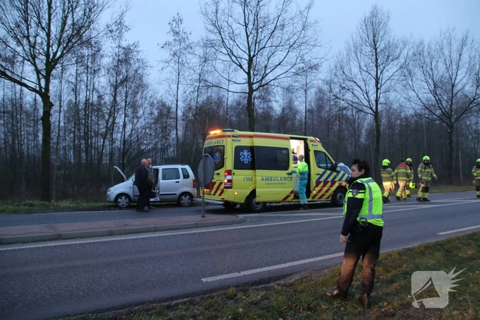 Twee auto's botsen op elkaar (Scherpenzeel)
