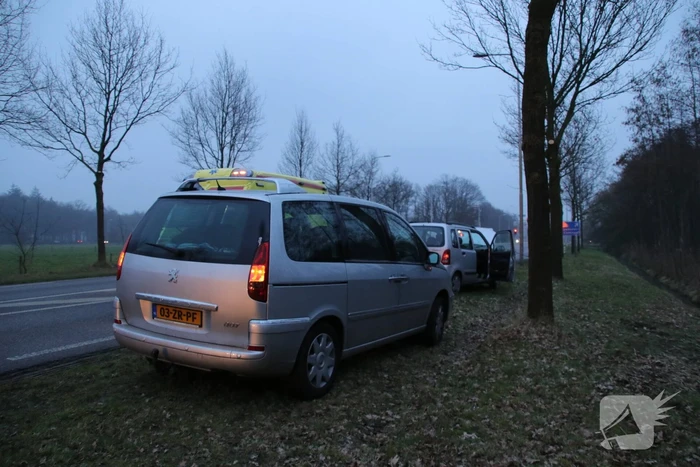 Twee auto's botsen op elkaar (Scherpenzeel)