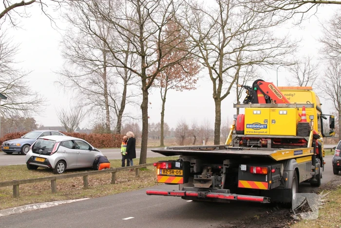 Scootmobiel en auto botsen (Woudenberg)