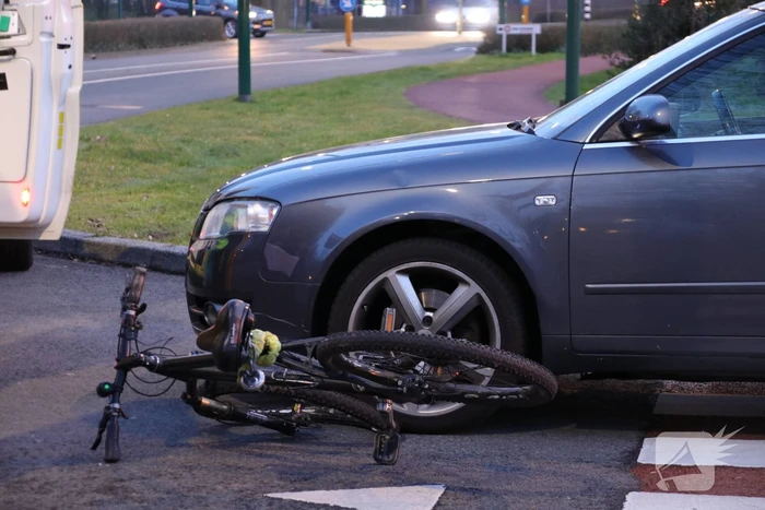Fietser breekt been bij aanrijding met auto