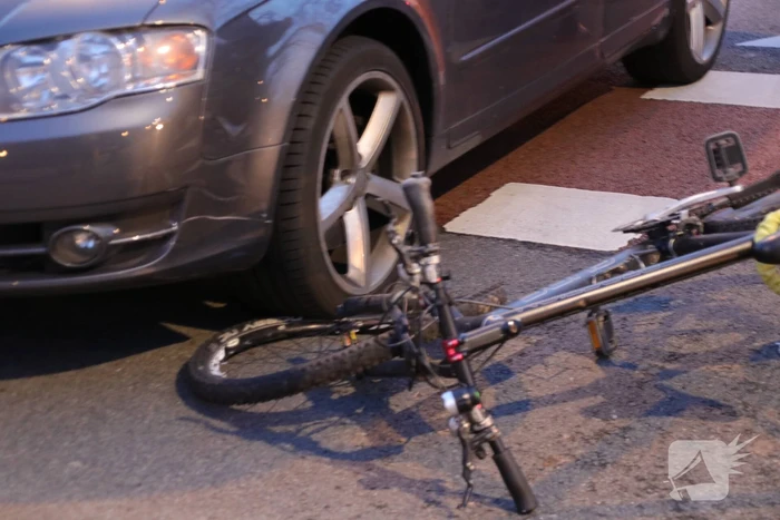 Fietser breekt been bij aanrijding met auto
