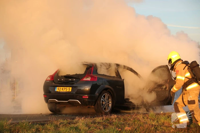 Auto vliegt tijdens rijden in brand