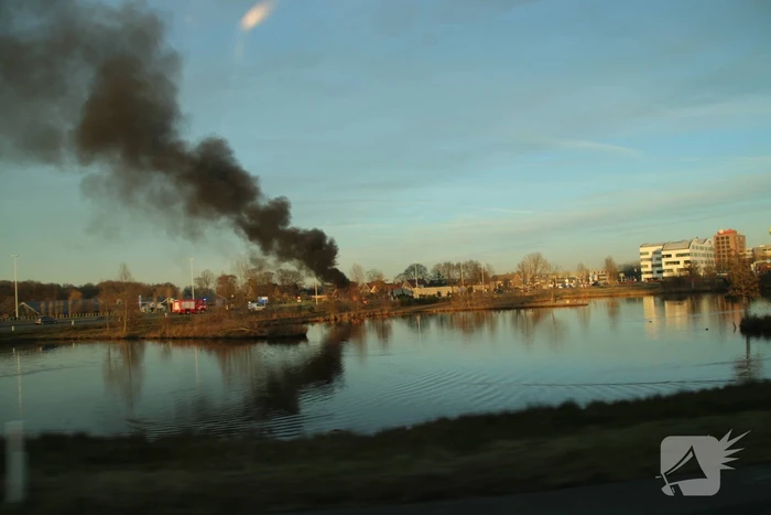 Auto vliegt tijdens rijden in brand