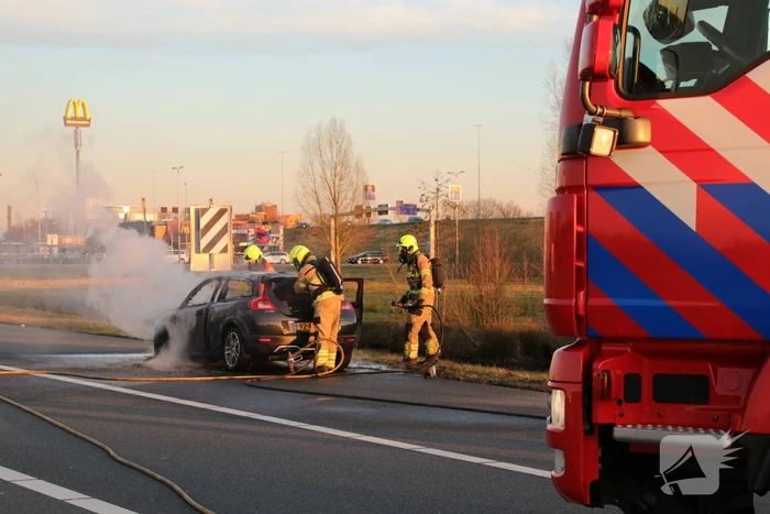 Auto vliegt tijdens rijden in brand