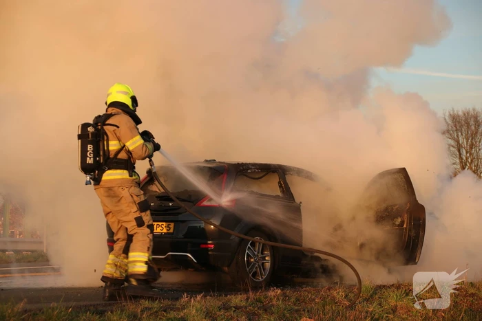 Auto vliegt tijdens rijden in brand