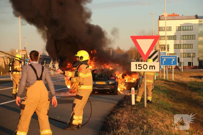 Auto vliegt tijdens rijden in brand