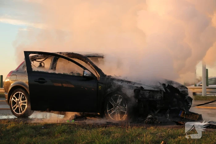 Auto vliegt tijdens rijden in brand