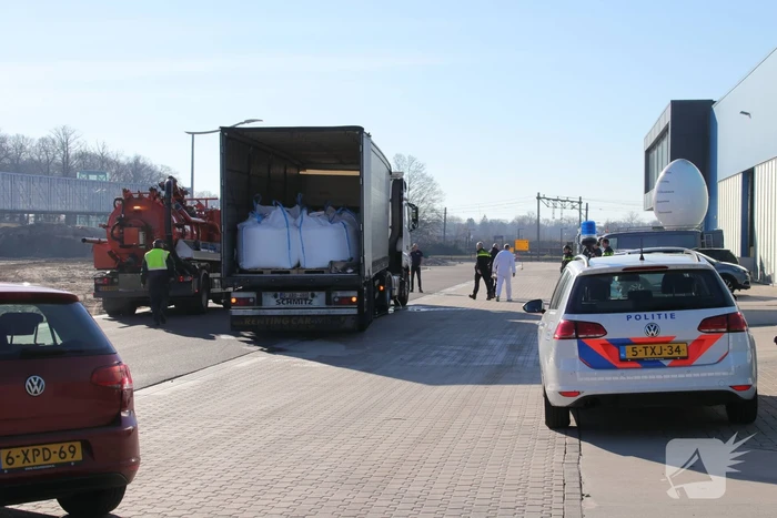 Vrachtwagen rijdt tank lek tegen laaddock (Barneveld)