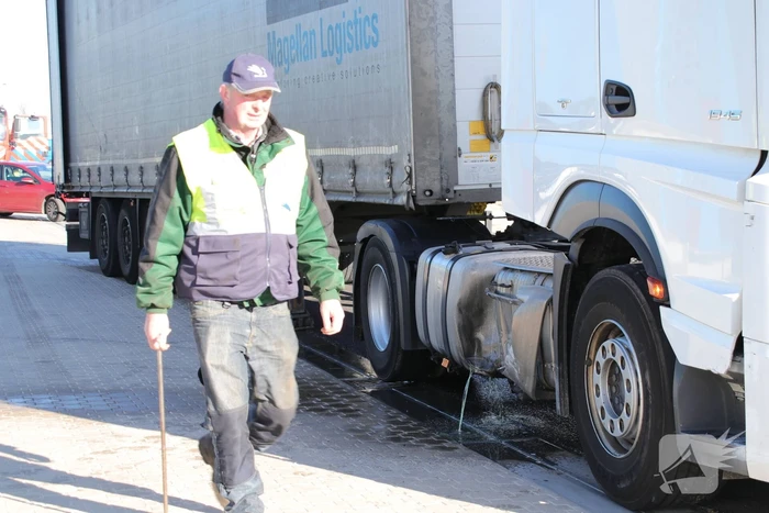 Vrachtwagen rijdt tank lek tegen laaddock (Barneveld)