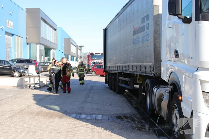 Vrachtwagen rijdt tank lek tegen laaddock (Barneveld)