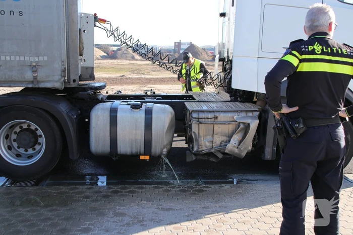 Vrachtwagen rijdt tank lek tegen laaddock (Barneveld)