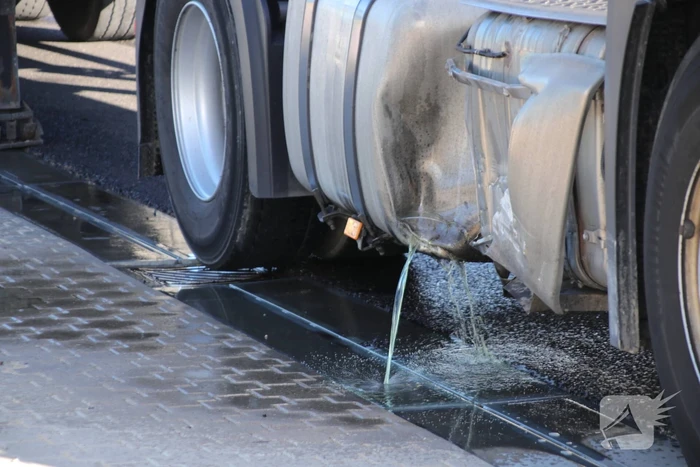 Vrachtwagen rijdt tank lek tegen laaddock (Barneveld)