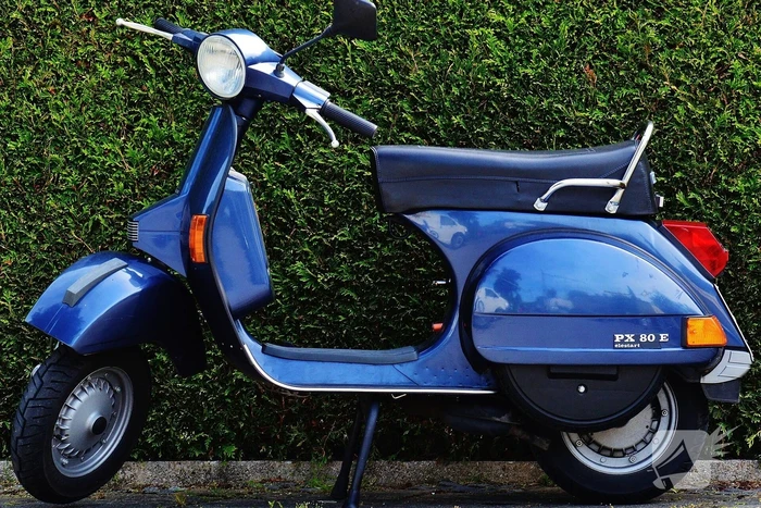 Man rijdt met snorfiets in op agenten (Goes)