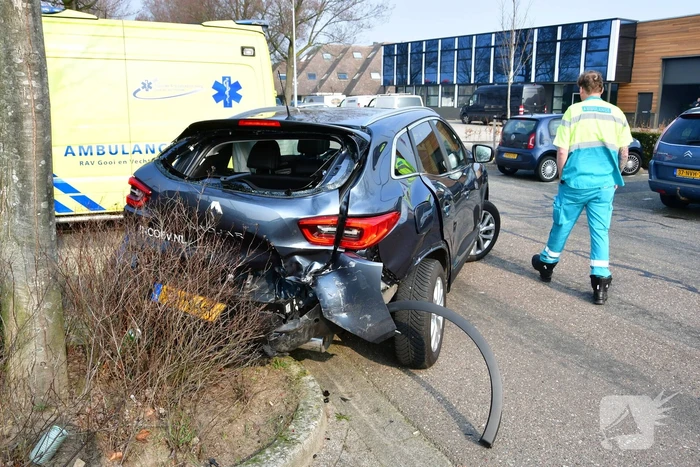 Drie auto's zwaar beschadigd bij crash (Huizen)