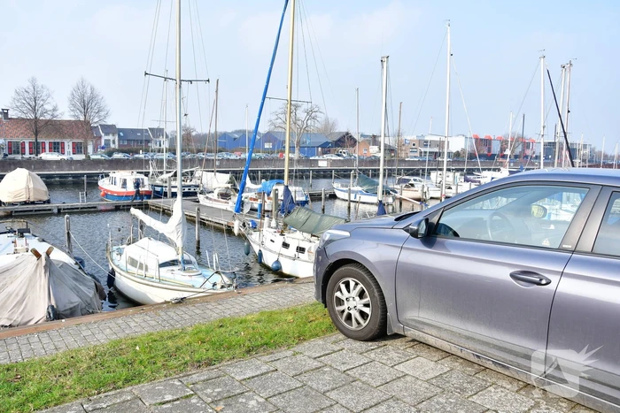 Drie auto's zwaar beschadigd bij crash (Huizen)