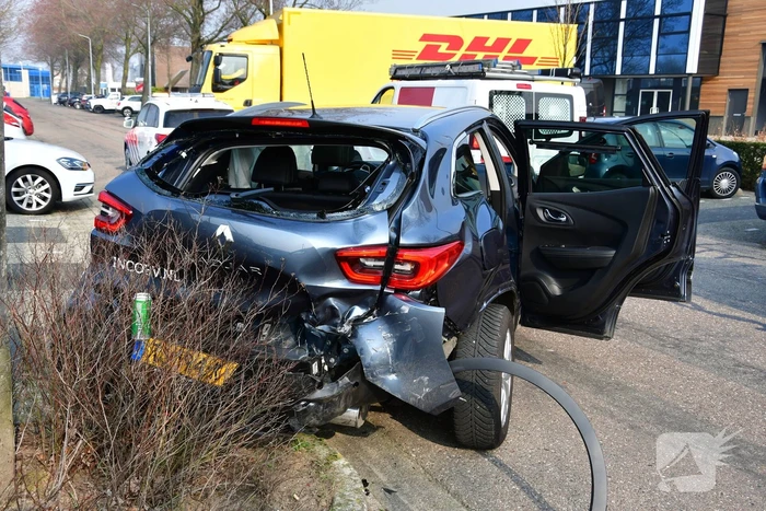 Drie auto's zwaar beschadigd bij crash (Huizen)