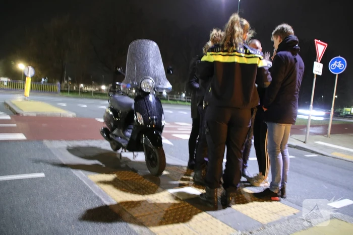 Doorrijdende gele bestelbus rijdt snorscooter aan (Veenendaal)