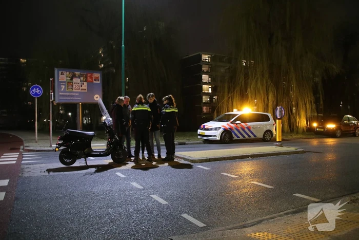 Doorrijdende gele bestelbus rijdt snorscooter aan (Veenendaal)