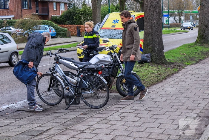Fietsster gewond na aanrijding motor (Baarn)