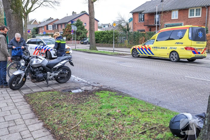 Fietsster gewond na aanrijding motor (Baarn)