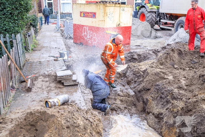 Hoofdwaterleiding geraakt bij graafwerkzaamheden (Amersfoort)