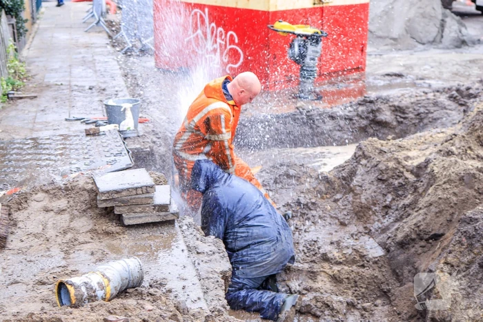 Hoofdwaterleiding geraakt bij graafwerkzaamheden (Amersfoort)