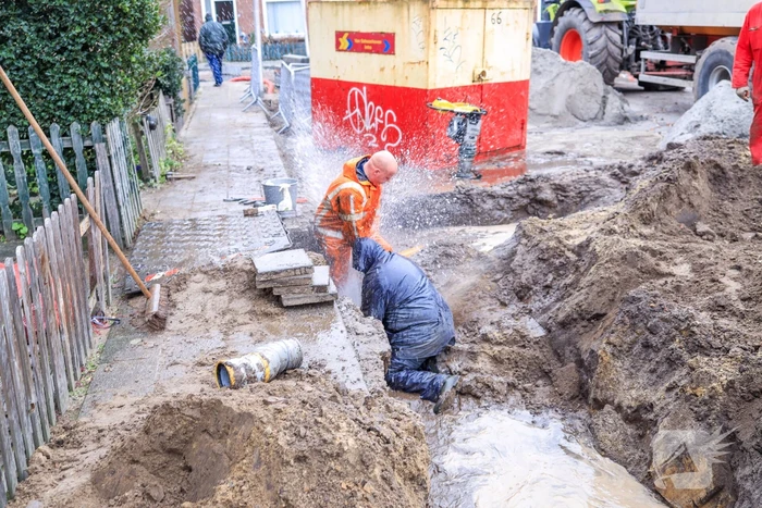 Hoofdwaterleiding geraakt bij graafwerkzaamheden (Amersfoort)