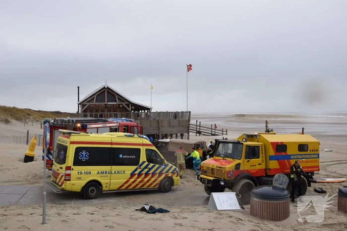 Mensen en honden vast op zandplaat, vrouw is overleden