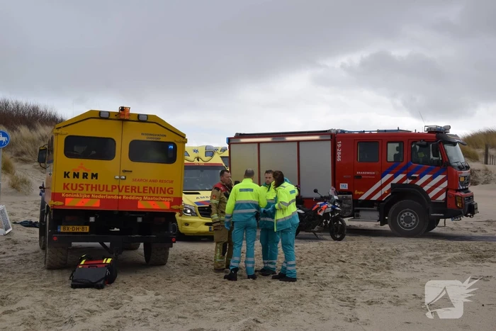 Mensen en honden vast op zandplaat, vrouw is overleden