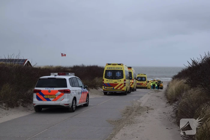 Mensen en honden vast op zandplaat, vrouw is overleden