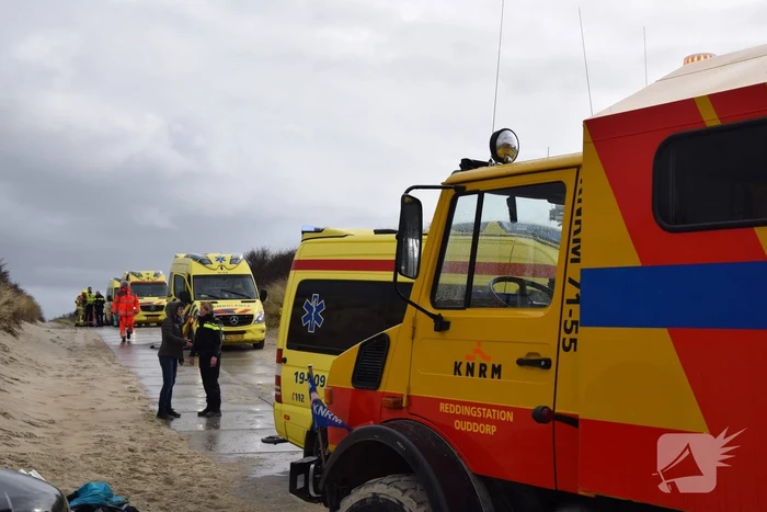 Mensen en honden vast op zandplaat, vrouw is overleden