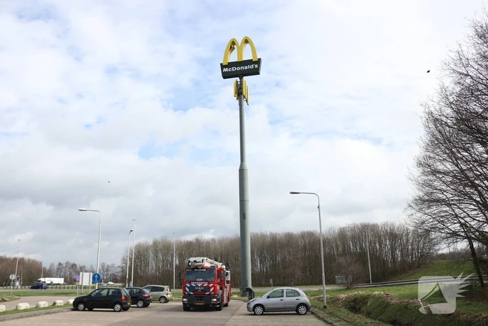 McDonald's bord hangt los