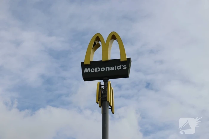 McDonald's bord hangt los