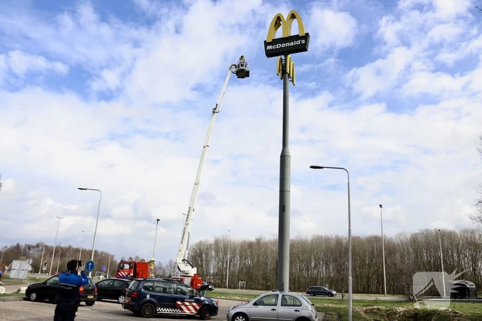 McDonald's bord hangt los