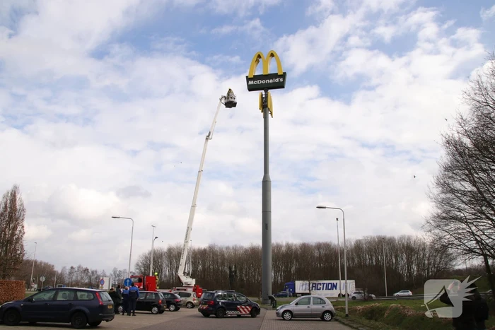 McDonald's bord hangt los