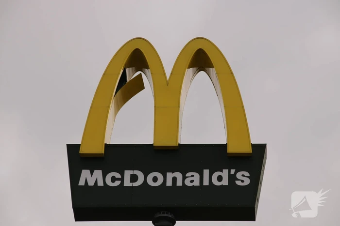 McDonald's bord hangt los