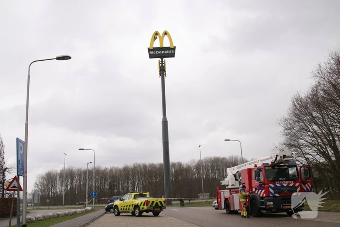 McDonald's bord hangt los