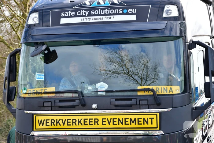 30ste Gooise Karavaan toeterend door de regio