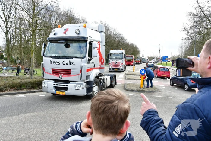 30ste Gooise Karavaan toeterend door de regio