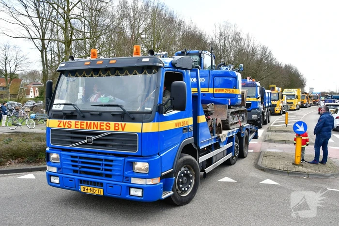 30ste Gooise Karavaan toeterend door de regio