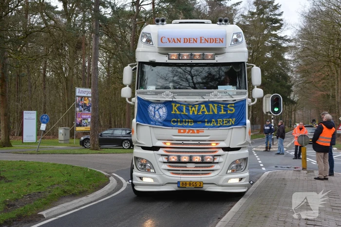 30ste Gooise Karavaan toeterend door de regio