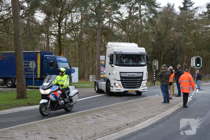 30ste Gooise Karavaan toeterend door de regio